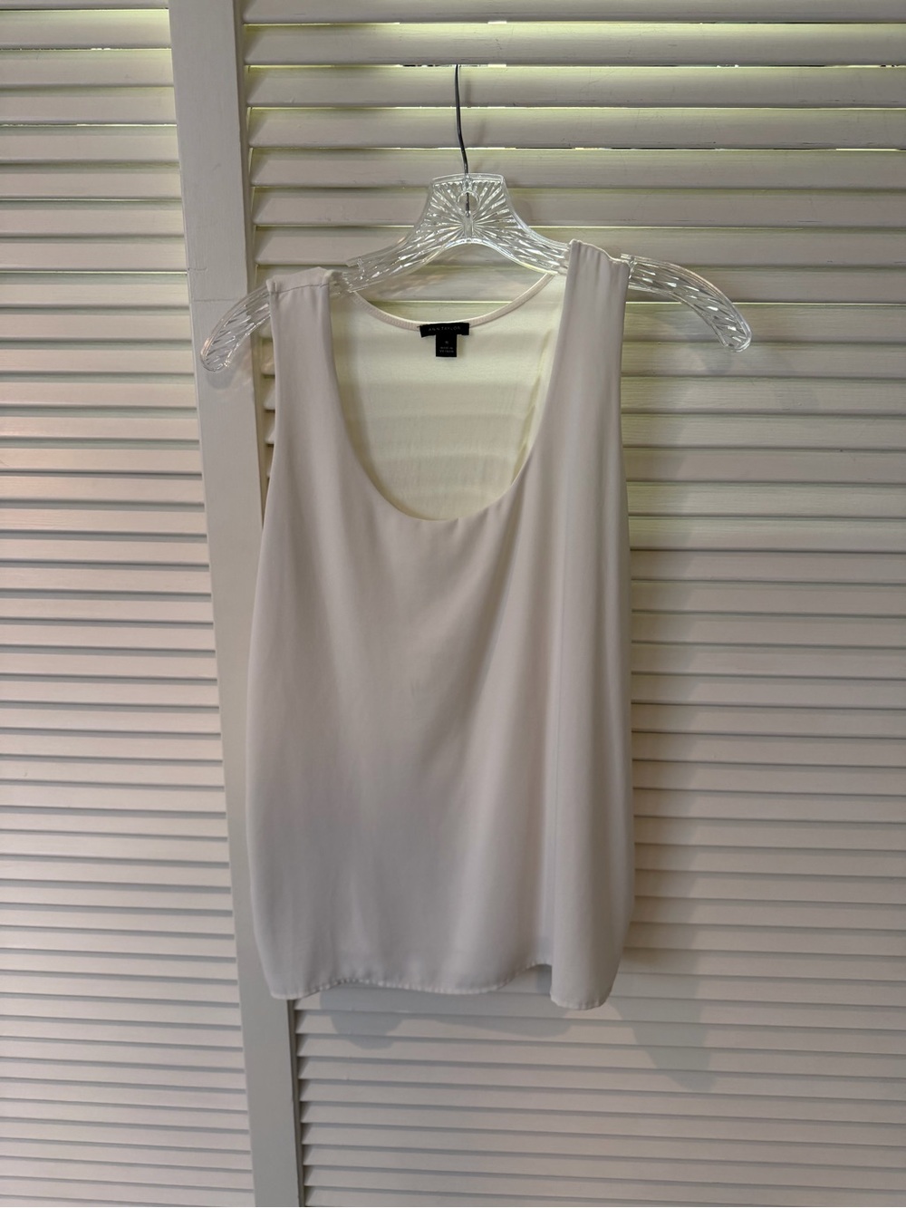 Ann Taylor Classic Scoop Top in White. Size Medium.